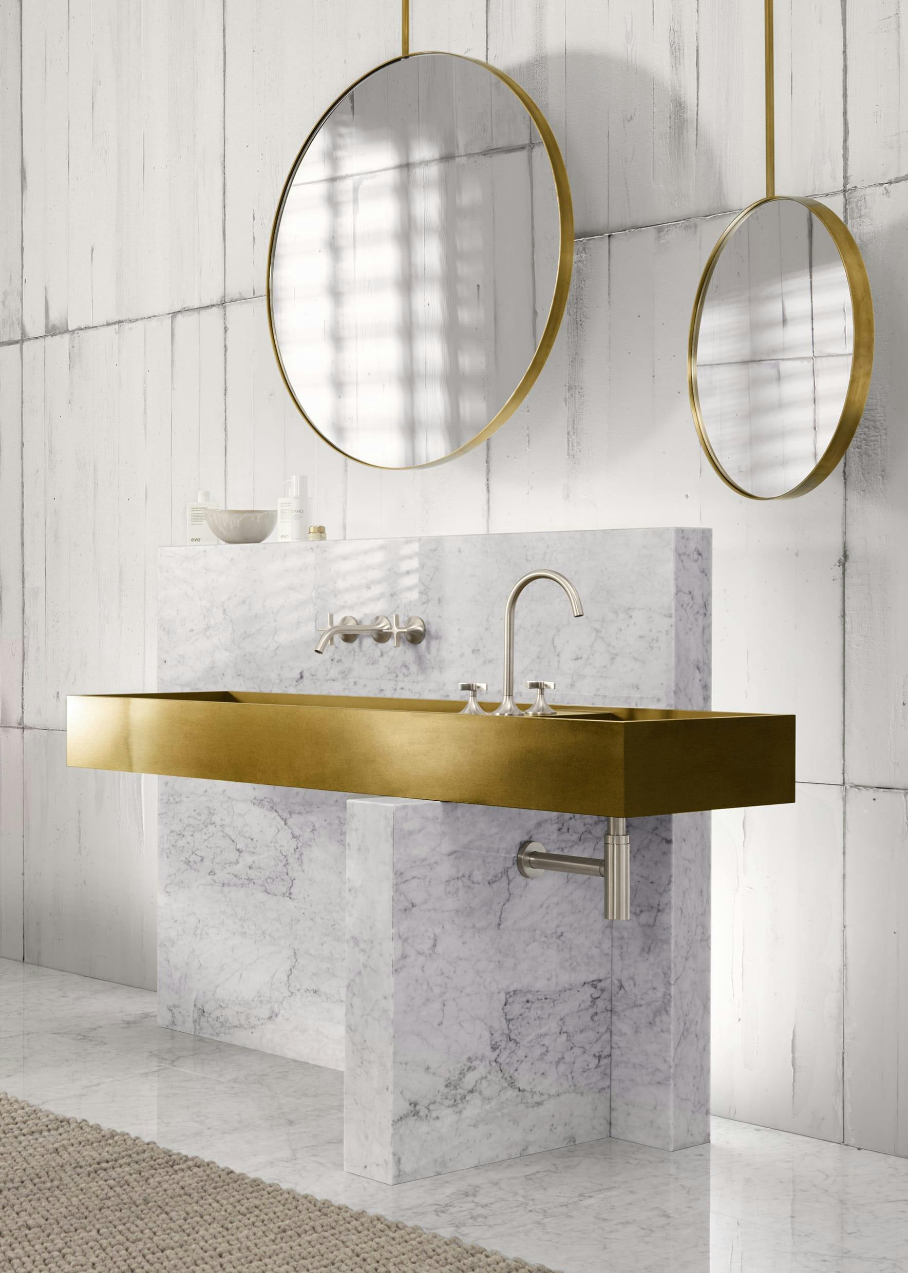luxe badkamer wit gouden wastafel